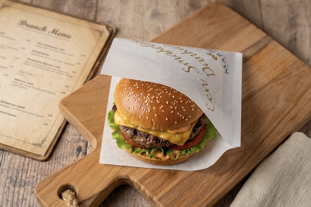 Branded hamburgerzakje bij foodtruck in gebruik