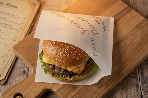 Branded hamburgerzakje bij foodtruck in gebruik