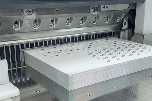 Vetvrij papier op maat snijden in productie bij Zakelijk Drukwerk